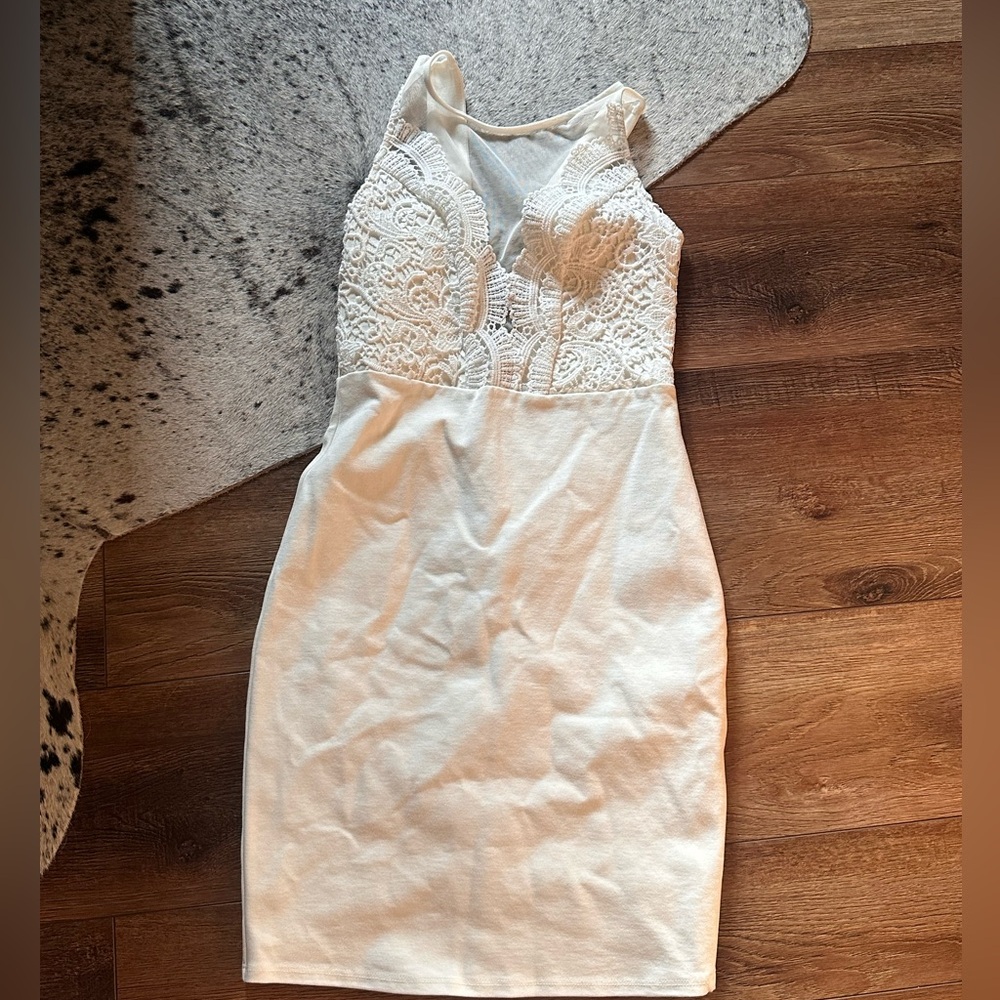 Beautiful bridal dress from LuLus size Small with Lace details
